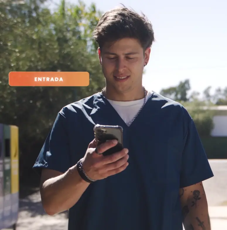 Empleado registrando su entrada desde la app móvil de VeoTime.